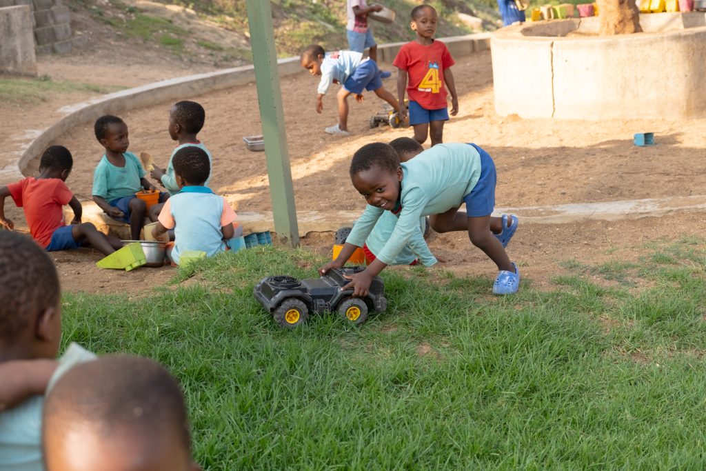 daily schedule for large groups of children 